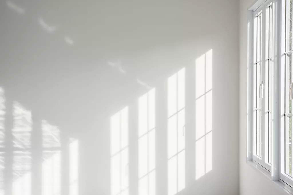 White room, glass windows, combined with the sunlight on the wall.
